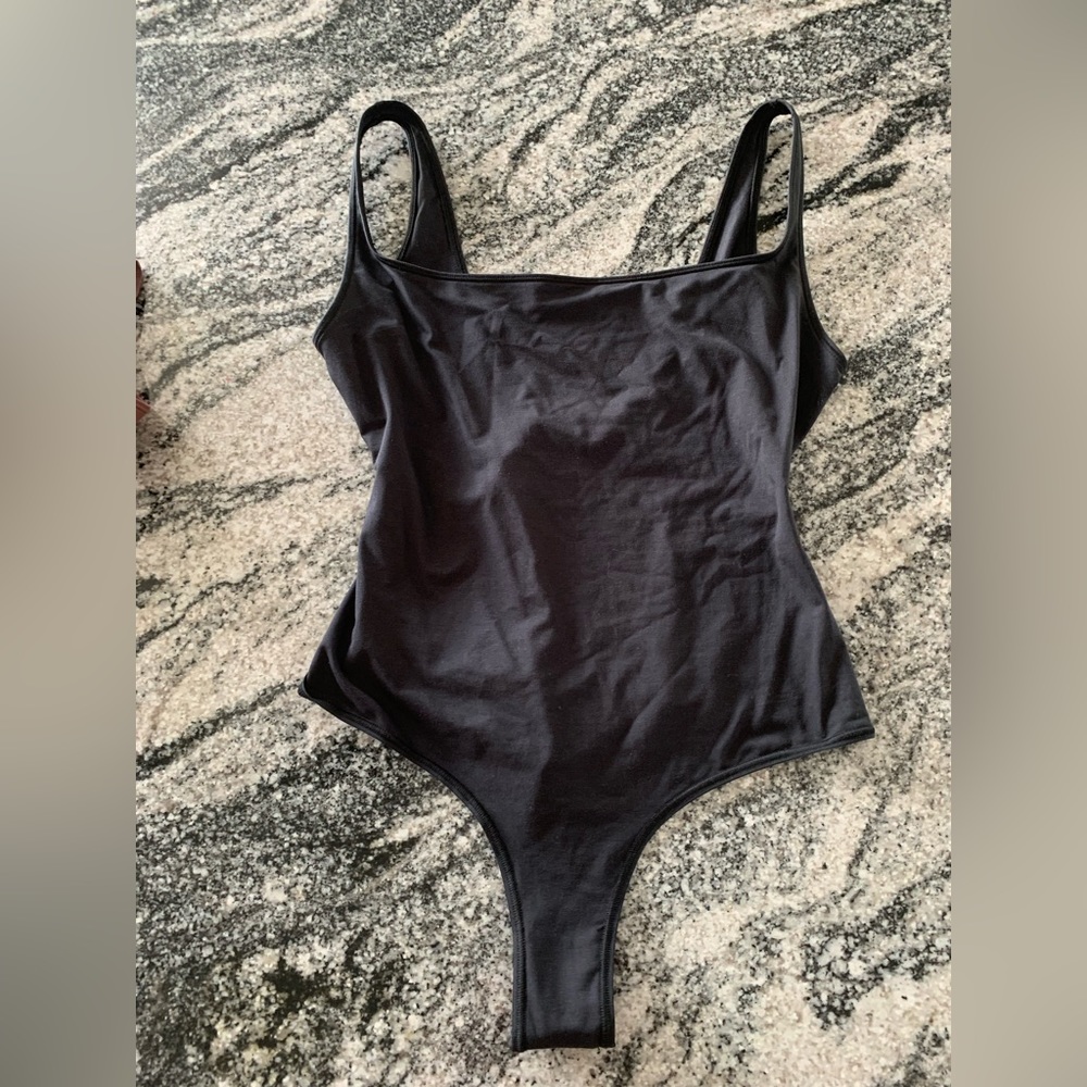 ✨SKIMS BODY BASICS SQUARE NECK BODYSUIT | ONYX